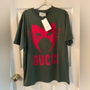 Gucci mask "The mask as a cut between visible and invisible" print on the back;.